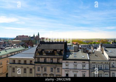 Vue aérienne de Cracovie, Pologne. Maisons de résidence de la vieille ville de Cracovie, avec vue sur le complexe du château royal de Wawel Hill. Architecture urbaine de Cracovie. Banque D'Images