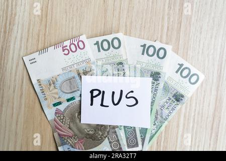 800 plus au lieu de 500 plus. Valorisation du programme Family 500+ en Pologne. L'aide du gouvernement polonais pour les enfants, l'aide sociale pour élever les enfants. Banque D'Images