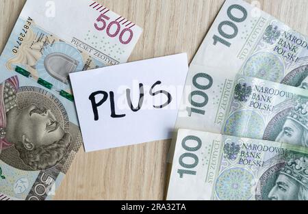 800 plus au lieu de 500 plus. Valorisation du programme Family 500+ en Pologne. L'aide du gouvernement polonais pour les enfants, l'aide sociale pour élever les enfants. Banque D'Images