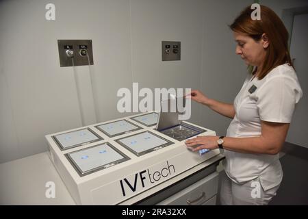 16 février 2023, Lviv, Ukraine : un médecin démontre le travail du Département des techniques de reproduction assistée à Lviv. Le Ministère effectuera la cryoconservation et le stockage des embryons et des cellules germinales gratuitement, et les stockera pour une utilisation ultérieure dans les programmes de traitement de l'infertilité. En particulier, il sera mis à la disposition du personnel militaire qui combat pendant la guerre russo-ukrainienne. Selon les statistiques, chaque cinquième couple marié en Ukraine est désormais stérile. Ce département a été ouvert au Centre régional de périnatalité clinique de Lviv. (Credit image: © Pavlo Palamarchuk/SOPA Images Banque D'Images