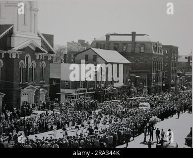 Bande de marche pendant la parade de la journée des forces armées de Portsmouth. Cette photo représente un groupe de marchage d’école secondaire qui participe au défilé de la Journée des forces armées de Portsmouth. 1951-05-19T00:00:00. Banque D'Images