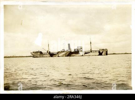 Photographie du SS Eugene Grossos. Photographie de S. Eugene Grossos.7 novembre 1918. Nationalité: Française. Tonnage: 4836. Capitaine: J. Hamonet. Propriétaires: CIE Havhauture Pen. DéNav. Un VAP. Où de : Taltal, Chili Chili. Destination : inconnue. Photographié dans le sixième quartier naval de Charleston S. C. Photographié par J. B. Dearborn. Date: 10/26/18. Heure 10: A. M. où camouflage: France par le gouvernement français. Type de navire: Flush Deck, longueur: 349,3', poutre: 46,2', Ébauche: 25,2'. Numéros de couleur : - #2 Bleu, #3 Bleu, #2 gris, blanc, noir et #2 Vert. Deux mâts : -Foremast sur le côté tribord #2 gris, sur le Banque D'Images