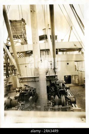 Photographie du côté Fore du pont du SS Munrio. Photographie du côté avant du pont. 31 mai. 1918. S. Munrio: - Nationalité: - Américaine. Tonnage: - 3868. Capitaine : - Asa Haley. Propriétaires: - Munson S. S. Co.. Où de: - Calita, Junin, Chili Caleta Junin, Chili. Dest. Antafagasta, Chili Antofagasta, Chili. via. Norfolk, Virginie Où photographié: - Charleston, S. C. Sixième quartier naval. Par qui: - J. B. Dearborn. Date de la photographie: - 20 mai., 1918.. 1918-05-20T00:00:00. Banque D'Images