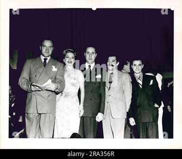 Photographie de Bob Hope et d'autres artistes interprètes (une femme et trois hommes). Banque D'Images