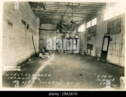 Photographie du marché intérieur du mur, D.P. 85, lot 11, Bl. 2254, 144 West Ave. H.H. Benner G.V. après avoir libéré GR. fl. La vue intérieure du magasin a été vidée avec des affiches de négatif 2821.. Banque D'Images