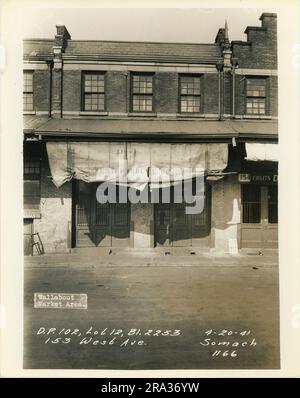 Photographie de l'extérieur du lot 12, Bl. 2253, 153 West Ave Représente l'extérieur du bâtiment avec une affiche d'auvent pour West Produce Co. Banque D'Images