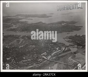 Vue de l'ouest à 3 000 mètres d'altitude, Navy Yard, Charlestown, Massachusetts. 1939 - 1947. Banque D'Images