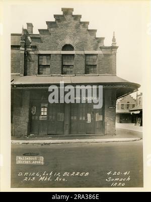 Photographie de l'extérieur du lot 12, Bl. 2258, 213 MKT. Ave, D.P. 126. Représente l'extérieur de l'édifice du marché avec un panneau pour Singer. Banque D'Images