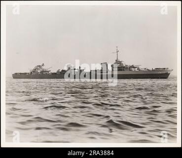 Destroyer français le Malin (X-102) après révision par Boston Navy Yard. Cet article est une photographie représentant le destroyer français le Malin (X-102) après avoir été réparé par le Boston Navy Yard. En novembre 1942, alors qu'il était sous le contrôle de la Marine française de Vichy, le Malin a subi des dommages au cours de l'opération Torch et a été récupéré par les forces alliées. En mars 1943, elle a été réinstallée à Boston Navy Yard et reclassifiée comme croiseur léger. 1943-01-01T00:00:00. Région du nord-est (Boston, ma). Impression photographique. Département de la Marine. Premier quartier naval. Bureau du Chef de cabinet adjoint pour l'administration Banque D'Images