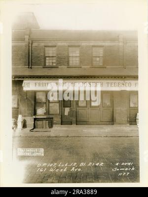 Photographie de l'extérieur du lot 12, Bl. 2142, 161 West Ave Représente l'extérieur du bâtiment avec une affiche pour les fruits et produits Joseph Tedesco. Banque D'Images