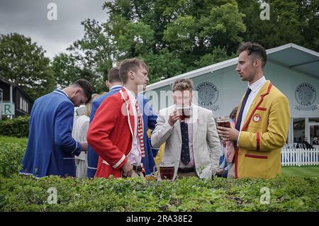 Henley-on-Thames, Oxfordshire, Royaume-Uni. 30th juin 2023. Régate royale de Henley - troisième jour. L'un des points forts du calendrier social et sportif de l'été, Henley Regatta attire des milliers de visiteurs à plus de 300 courses de niveau international, qui peuvent inclure des rameurs olympiques, ainsi que des équipages nouveaux à l'événement. Credit: Guy Corbishley/Alamy Live News Banque D'Images