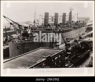 RMS Aquitania a été remanié à Dry Dock, Boston Navy Yard, Boston, Massachusetts. Cet article est une photographie représentant le paquebot Cunard RMS Aquitania en train d'être remanié en cale sèche au Boston Navy Yard pendant la Seconde Guerre mondiale Entrant dans le service passagers transatlantique en 1914, Aquitania a été utilisé comme transport de troupes pendant la première et la deuxième Guerre mondiale Elle a été retirée du service et a été abandonnée en 1950. Légende d'origine : demande n° 254. Inclinaison. 9/4/42.40978-42 NYBOS. 1942-09-04T00:00:00. Région du nord-est (Boston, ma). Impression photographique. Département de la Marine. Premier quartier naval. Bureau de l'AS Banque D'Images