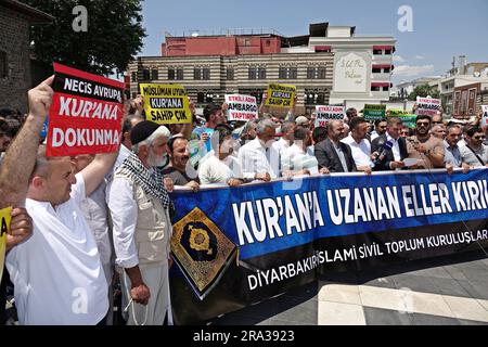 Diyarbakir, Turquie. 30th juin 2023. L'incendie du Coran en Suède a été protesté à Diyarbakir en Turquie. Les participants à l'action de protestation organisée devant la Grande Mosquée historique de Diyarbakir sont vus. L'incendie du Saint Coran à Stockholm, la capitale de la Suède, a été protesté par une manifestation organisée après les prières du vendredi devant la Grande Mosquée historique de Diyarbakir. Credit: Mehmet Masum Suer/Alamy Live News Banque D'Images