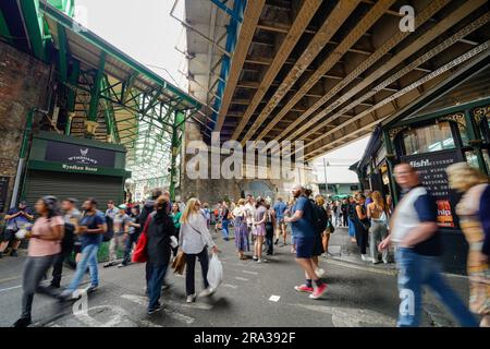 Borough Market, marché alimentaire en plein air, marché fermier avec stands de nourriture, nourriture de rue, magasins, camions de nourriture et de la nourriture à emporter, à emporter ou manger sur place. Banque D'Images