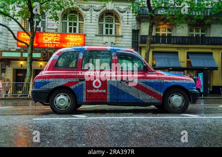 Le taxi noir emblématique de Londres avec une touche de modernité, montrant tous les principaux sites, attractions et lieux à visiter. Londres appelle alors prenez un taxi noir et partez. Banque D'Images