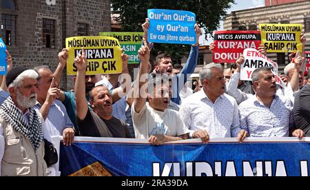 Diyarbakir, Turquie. 30th juin 2023. L'incendie du Coran en Suède a été protesté à Diyarbakir en Turquie. Les participants à l'action de protestation à Diyarbakir sont vus lever leurs index et chanter le slogan 'Allahu Akbar'. L'incendie du Saint Coran à Stockholm, la capitale de la Suède, a été protesté par une manifestation organisée après les prières du vendredi devant la Grande Mosquée historique de Diyarbakir. Credit: Mehmet Masum Suer/Alamy Live News Banque D'Images