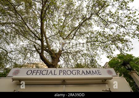 Semaine du couronnement du roi Charles III, un stand officiel pour le couronnement de 2023, situé près du palais de Buckingham avec des arbres en arrière-plan. Banque D'Images