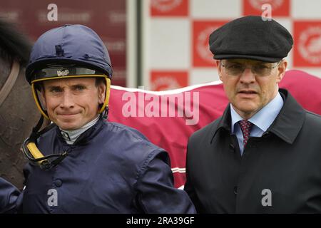 Mountain Bear criblé par Ryan Moore (à gauche) et l'entraîneur Aidan O'Brien (à droite) vu dans le défilé après avoir remporté les Cunninghams de Kildare Maiden pendant la première journée du Festival Dubai Duty Free Irish Derby au Curragh Racecourse, dans le comté de Kildare. Date de la photo: Vendredi 30 juin 2023. Banque D'Images