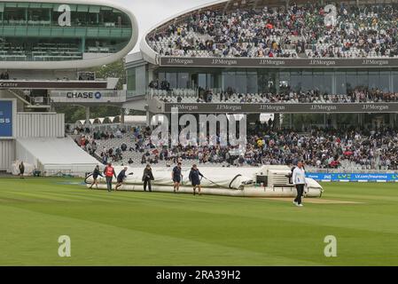 Les couvertures sortent comme des arrêts de pluie pendant le LV= Insurance Ashes Test Series deuxième jour de test 3 Angleterre / Australie à Lords, Londres, Royaume-Uni, 30th juin 2023 (photo par Mark Cosgrove/News Images) Banque D'Images