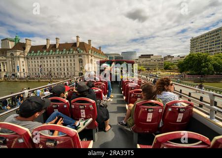 Bus à impériale rouge, bus à arrêts multiples au-dessus de la Tamise, les touristes visitent les principales attractions de Londres, les sites historiques et bénéficient d'une vue imprenable sur la ville. Banque D'Images