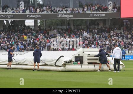 Londres, Royaume-Uni. 30th juin 2023. Les couvertures sortent comme des arrêts de pluie jouer pendant le LV= Insurance Ashes Test Series deuxième Test Day 3 Angleterre / Australie à Lords, Londres, Royaume-Uni, 30th juin 2023 (photo de Mark Cosgrove/News Images) à Londres, Royaume-Uni le 6/30/2023. (Photo de Mark Cosgrove/News Images/Sipa USA) crédit: SIPA USA/Alay Live News Banque D'Images