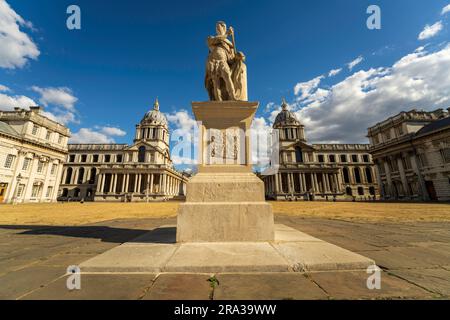 Grand Square avec statue du roi George II à Greenwich. Abrite l'observatoire royal, l'ancien collège naval royal, la galerie d'art Queen's House et bien plus encore. Banque D'Images