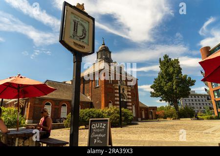 Woolwich Londres, Dial Arch Pub avec un panneau Quiz Night sur Dial Arch Square avec la Royal Brass Foundry dans Royal Arsenal en arrière-plan. Banque D'Images