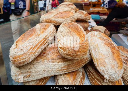 Pain frais, petits pains, une nourriture de rue populaire sur les célèbres marchés de rue de Londres. Les marchés alimentaires en plein air offrent des plats cuisinés frais, des bouchées rapides à emporter Banque D'Images