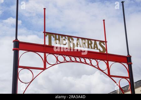 Panneau métallique au-dessus de l'entrée du célèbre marché, le Barras, Calton District, Glasgow, Écosse, ROYAUME-UNI Banque D'Images