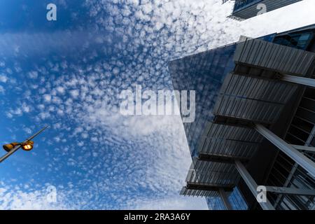 Le Shard London avec des reflets de nuages moelleux. Anciennement connu sous le nom de Shard London Bridge et London Bridge Tower, est le plus haut bâtiment d'Europe occidentale. Banque D'Images