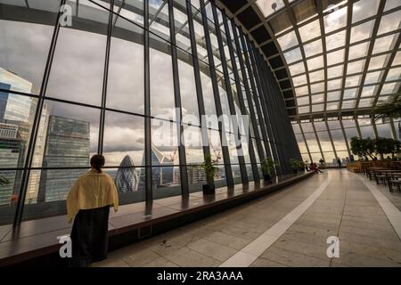 Femme profitant des vues aériennes panoramiques de Londres depuis le dôme de verre Sky Garden, dans le bâtiment Walkie Talkie au 20 Fenchurch Street à Londres. Banque D'Images