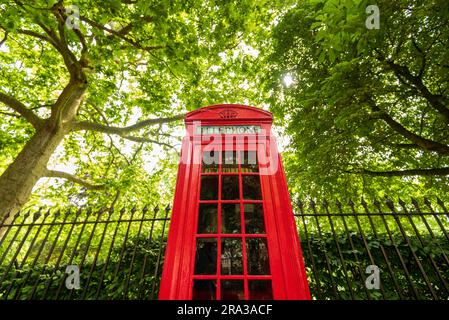 Cabine téléphonique rouge classique de Londres, cabine téléphonique rouge, dans une rue de la ville. Les cabines téléphoniques rouges emblématiques de l'Angleterre sont une attraction touristique et historique. Banque D'Images