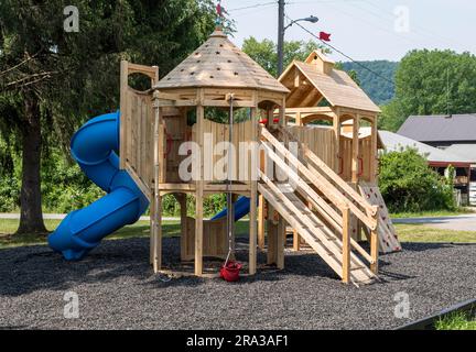 Un nouveau terrain de jeu en bois situé sur King Street à Tidioute, Pennsylvanie, États-Unis par une journée ensoleillée de printemps Banque D'Images