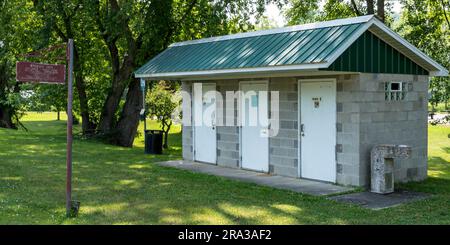 Toilettes publiques dans un parc sur King Street à Tidioute, Pennsylvanie, États-Unis Banque D'Images