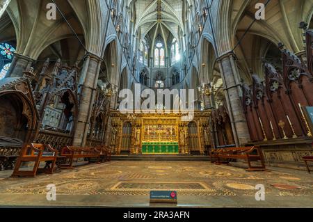 Le maître-autel à l'intérieur de l'abbaye gothique de Westminster. La chaise de couronnement, où le monarque est assis, est placée face au maître-autel pendant les couronnements. Banque D'Images