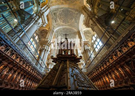 Cathédrale de Malaga, cathédrale de l'Incarnation de Malaga, vue intérieure du chœur, orgues à tuyaux et plafond lumineux spectaculaire. Église historique Banque D'Images