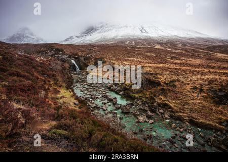 Île de Skye, Écosse - les montagnes de Cuillin, les piscines de Fairy et Glen fragile le matin d'une matinée nuageux sur l'île de Skye, Écosse, Royaume-Uni Banque D'Images