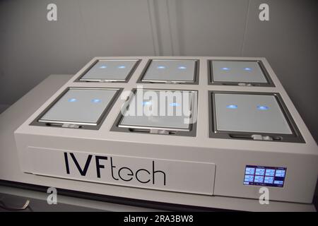 Vue générale de l'équipement du Département des techniques de reproduction assistée à Lviv. Le Ministère effectuera la cryoconservation et le stockage des embryons et des cellules germinales gratuitement, et les stockera pour une utilisation ultérieure dans les programmes de traitement de l'infertilité. En particulier, il sera mis à la disposition du personnel militaire qui combat pendant la guerre russo-ukrainienne. Selon les statistiques, chaque cinquième couple marié en Ukraine est désormais stérile. Ce département a été ouvert au Centre régional de périnatalité clinique de Lviv. (Photo de Pavlo Palamarchuk/SOPA mages/Sipa USA) Banque D'Images