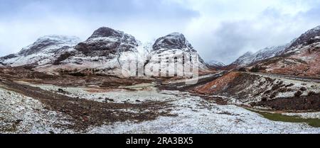 Scottish Highlands, Écosse, Royaume-Uni - les belles collines enneigées de 'The Three Sisters'. Glencoe Mountains sur un grand plan panoramique après une neige Banque D'Images