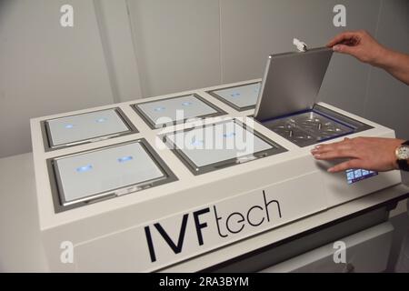 Vue générale de l'équipement du Département des techniques de reproduction assistée à Lviv. Le Ministère effectuera la cryoconservation et le stockage des embryons et des cellules germinales gratuitement, et les stockera pour une utilisation ultérieure dans les programmes de traitement de l'infertilité. En particulier, il sera mis à la disposition du personnel militaire qui combat pendant la guerre russo-ukrainienne. Selon les statistiques, chaque cinquième couple marié en Ukraine est désormais stérile. Ce département a été ouvert au Centre régional de périnatalité clinique de Lviv. (Photo de Pavlo Palamarchuk/SOPA mages/Sipa USA) Banque D'Images