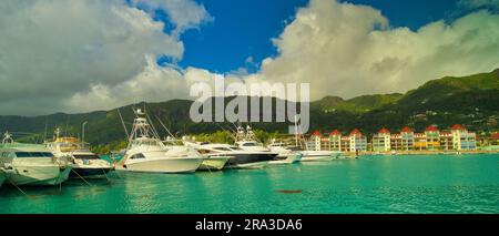 Amarrage des yachts et des bateaux à eden Island Marina avec villas à l'arrière, vue sur l'île de Mahé, montagne luxuriante, Seychelles Banque D'Images