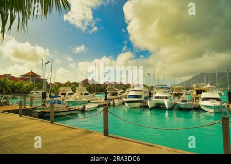 Amarrage des yachts et des bateaux à eden Island Marina avec villas à l'arrière, vue sur l'île de Mahé, montagne luxuriante, Seychelles Banque D'Images