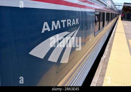 Logo Amtrak sur le côté d'un train arrêté à une gare du connecticut. Les trains Vermonter passent du moteur électrique au moteur diesel à l'arrêt de New Haven. Banque D'Images