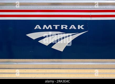 Logo Amtrak sur le côté d'un train arrêté à une gare du connecticut. Les trains Vermonter passent du moteur électrique au moteur diesel à l'arrêt de New Haven. Banque D'Images