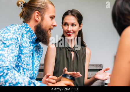 Heureux groupe de gens d'affaires de réunion et de brainstorming ensemble Banque D'Images