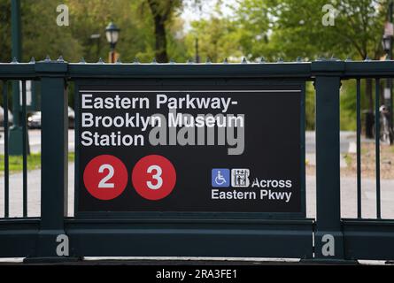 panneau d'arrêt du métro eastern parkway brooklyn museum (entrée du métro 2,3 trains washington avenue prospect heights) Banque D'Images