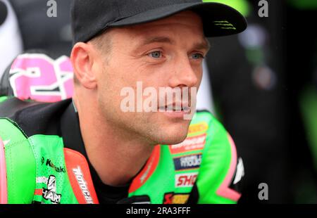 Alex Lowes, pilote de course Kawasaki pendant la deuxième séance d'entraînement le premier jour du Championnat du monde FIM Superbike 2023 à Donington Park, Derby. Date de la photo: Vendredi 30 juin 2023. Banque D'Images