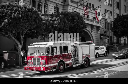 Le moteur des pompiers descend en descente dans une affiche de couleur sélective de San Francisco Banque D'Images