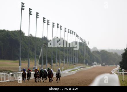 Coureurs et cavaliers pendant la JenningsBet à Shiremoor Hoppings les enjeux de Fillies pendant la deuxième journée du festival Seaton Delaval Northumberland plate à l'hippodrome de Newcastle, Newcastle upon Tyne. Date de la photo: Vendredi 30 juin 2023. Banque D'Images