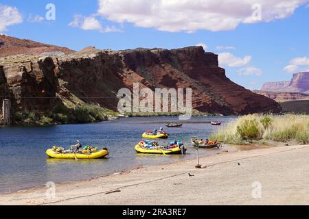 Marble Canyon, Arizona, États-Unis - 4 mai 2023 : départ en groupe de Lees Ferry pour une promenade en rafting sur le fleuve Colorado Banque D'Images